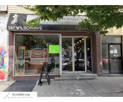 $4,200 / 900ft2 - IDEAL STOREFRONT ! - Successful History ! :) GORGEOUS SPACE! -No key